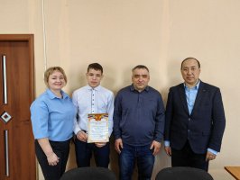 Глава администрации МО "Покровка " Багинов Александр Владимирович поздравил и вручил подарок двухратному чемпиону Сибирского федерального округа по вольной борьбе 2022-2023 года Черкашину Аркадию. А также вручена благодарность администрации МО "Покровка" 